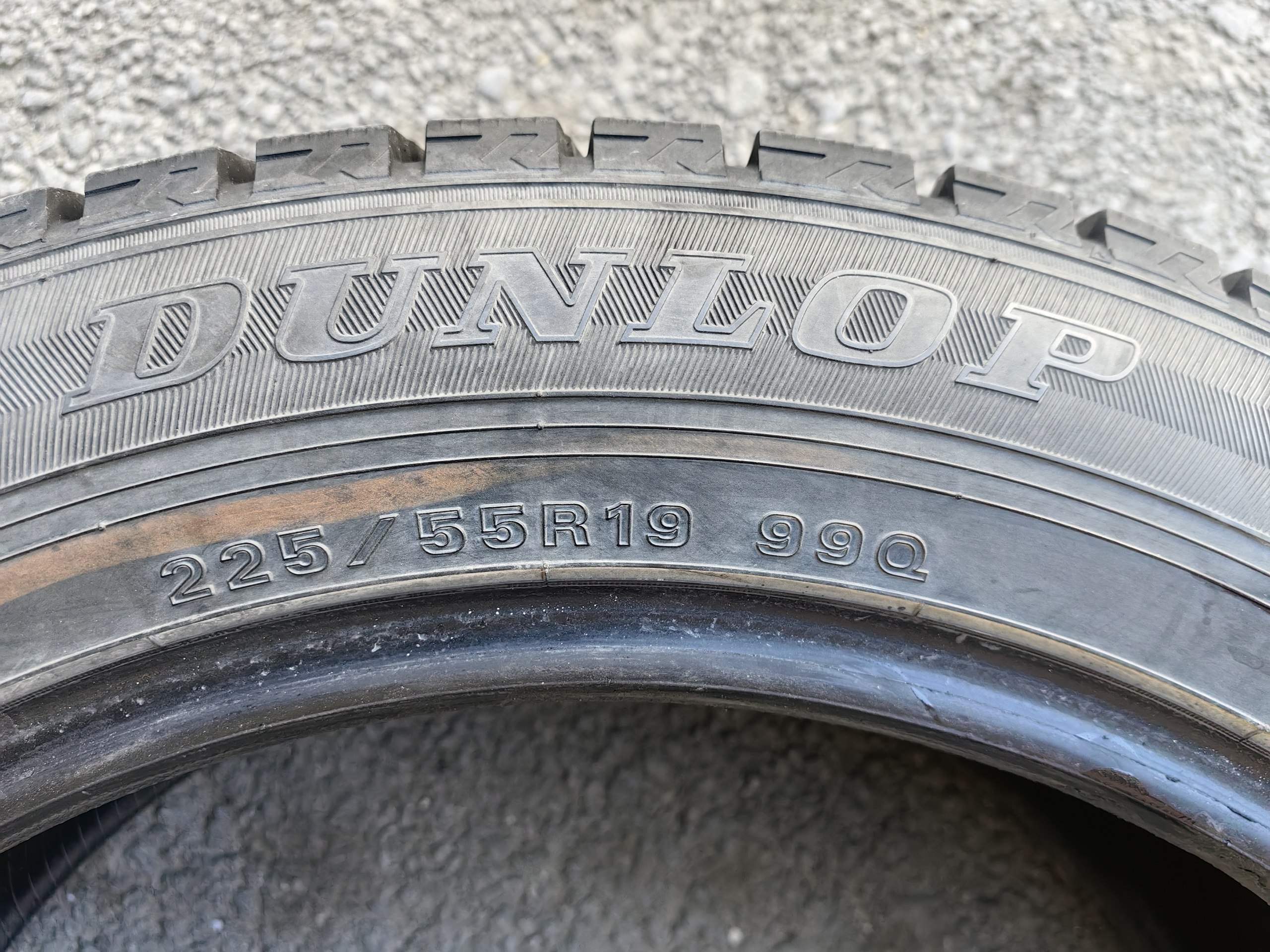 Комплект зимних шин Dunlop 225/55 R19 99Q (4 шт.)