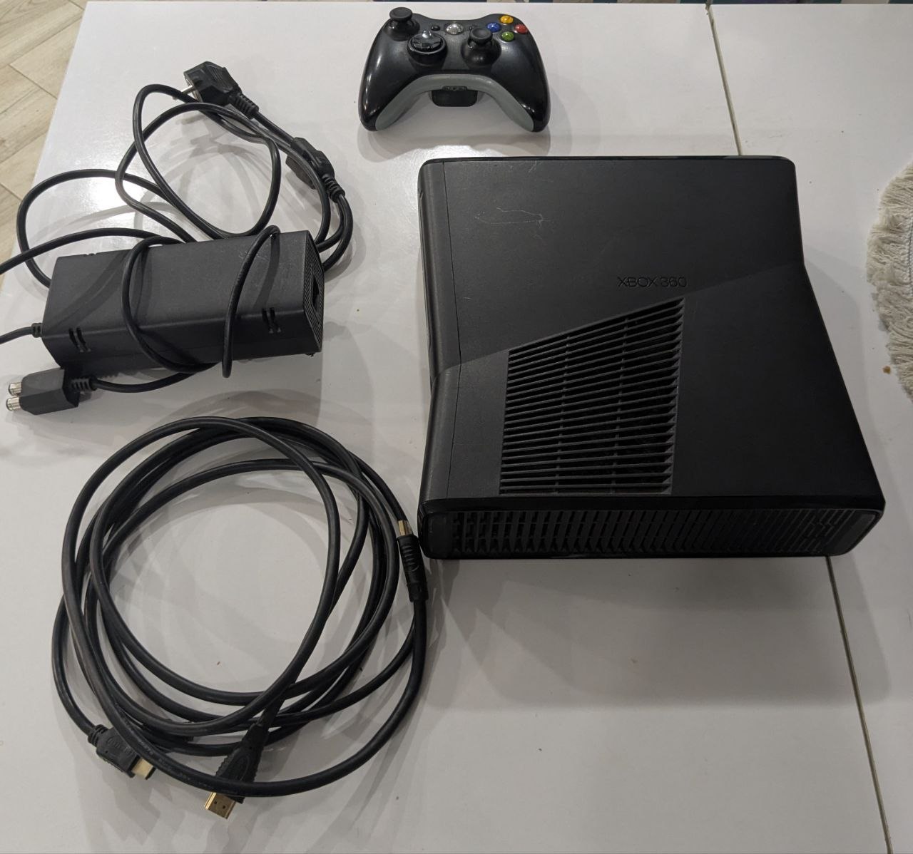 Xbox 360 с контроллером, кабелями и 34 играми