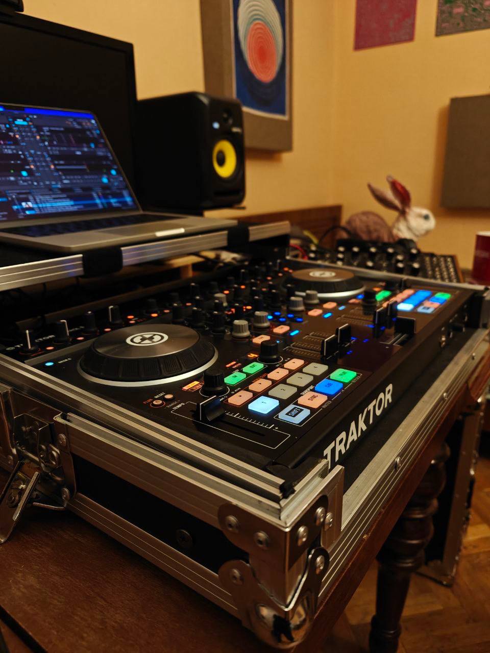 DJ контроллер Native Instruments Traktor S4 mkII с кейсом