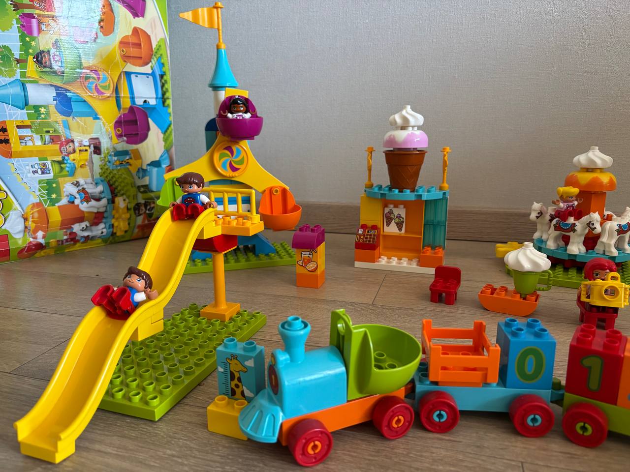 Lego Duplo парк аттракционов и паровозик