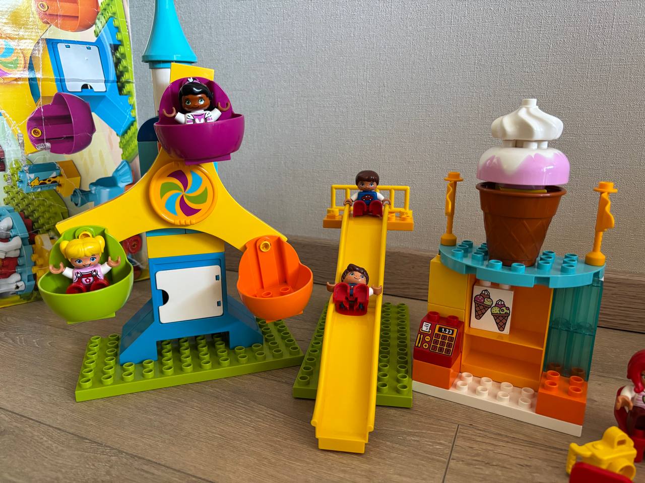 Lego Duplo парк аттракционов и паровозик