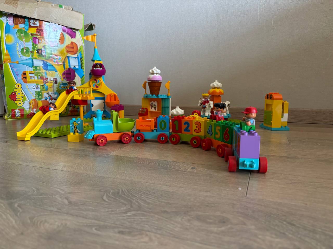 Lego Duplo парк аттракционов и паровозик