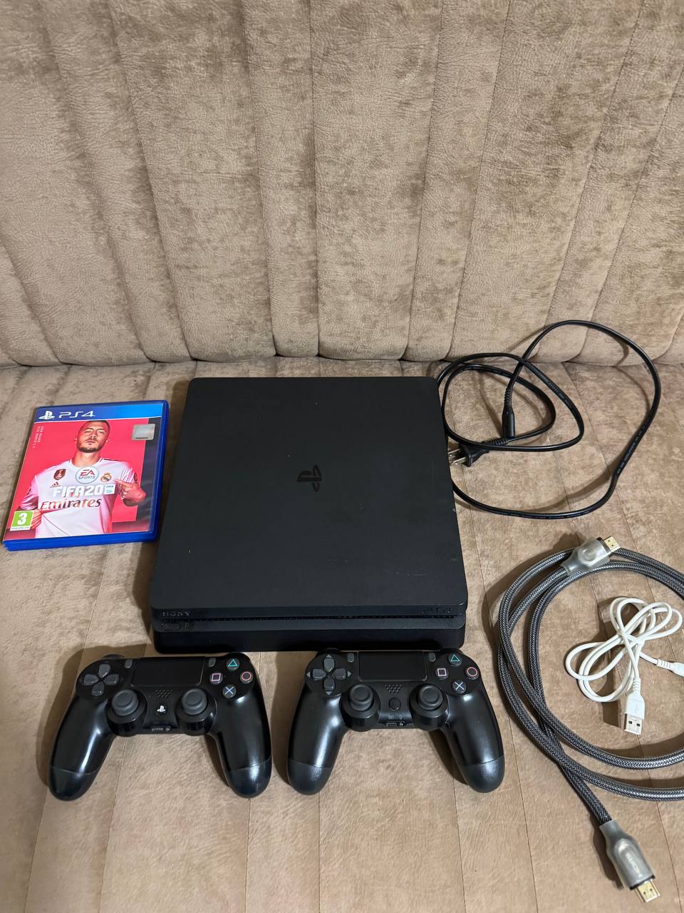 PlayStation 4 Slim с 2 геймпадами DualShock 4 и диском FIFA 20