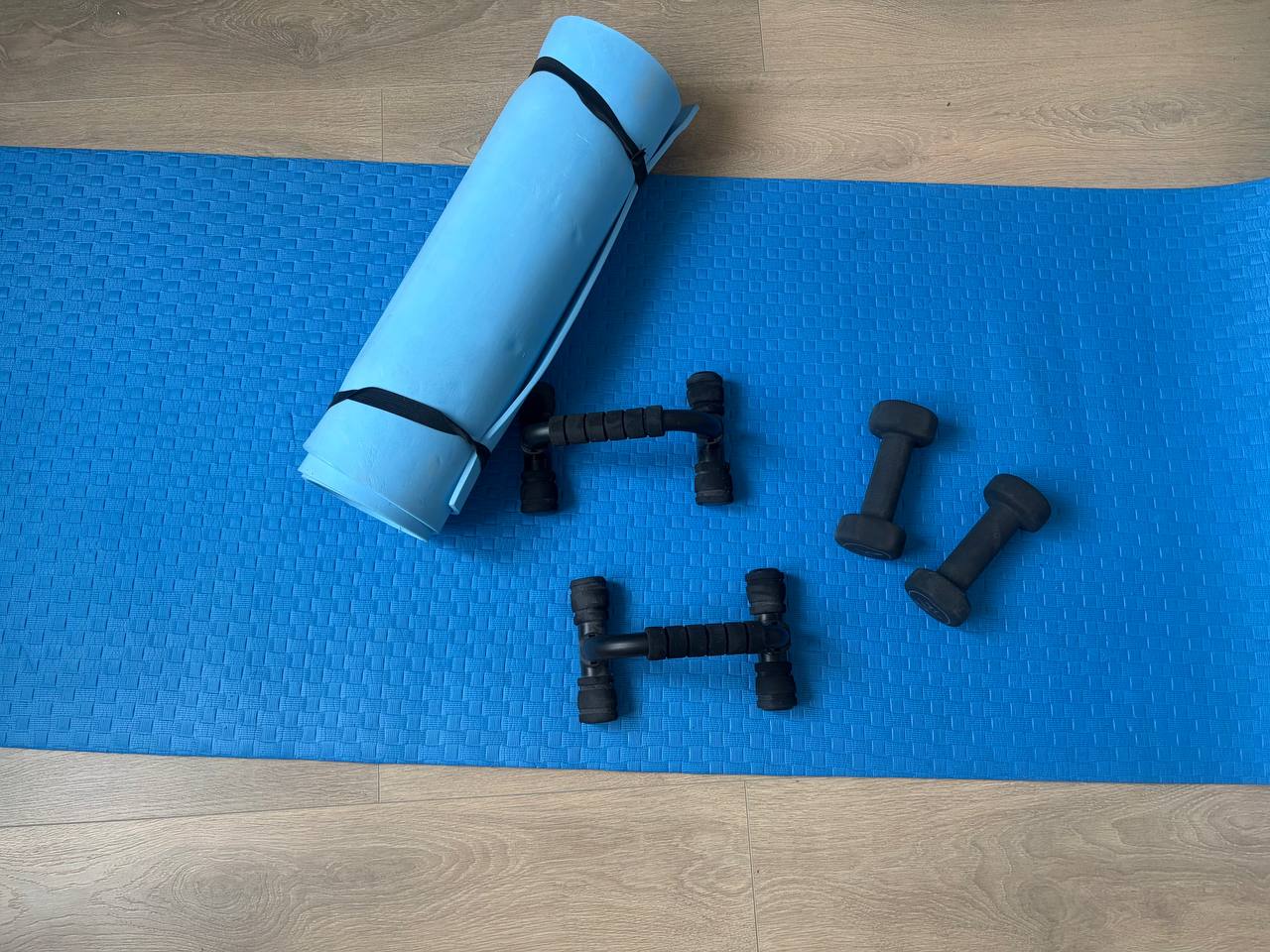 2 коврика для йоги, упоры для отжимания, гантели 2×1,5 кг