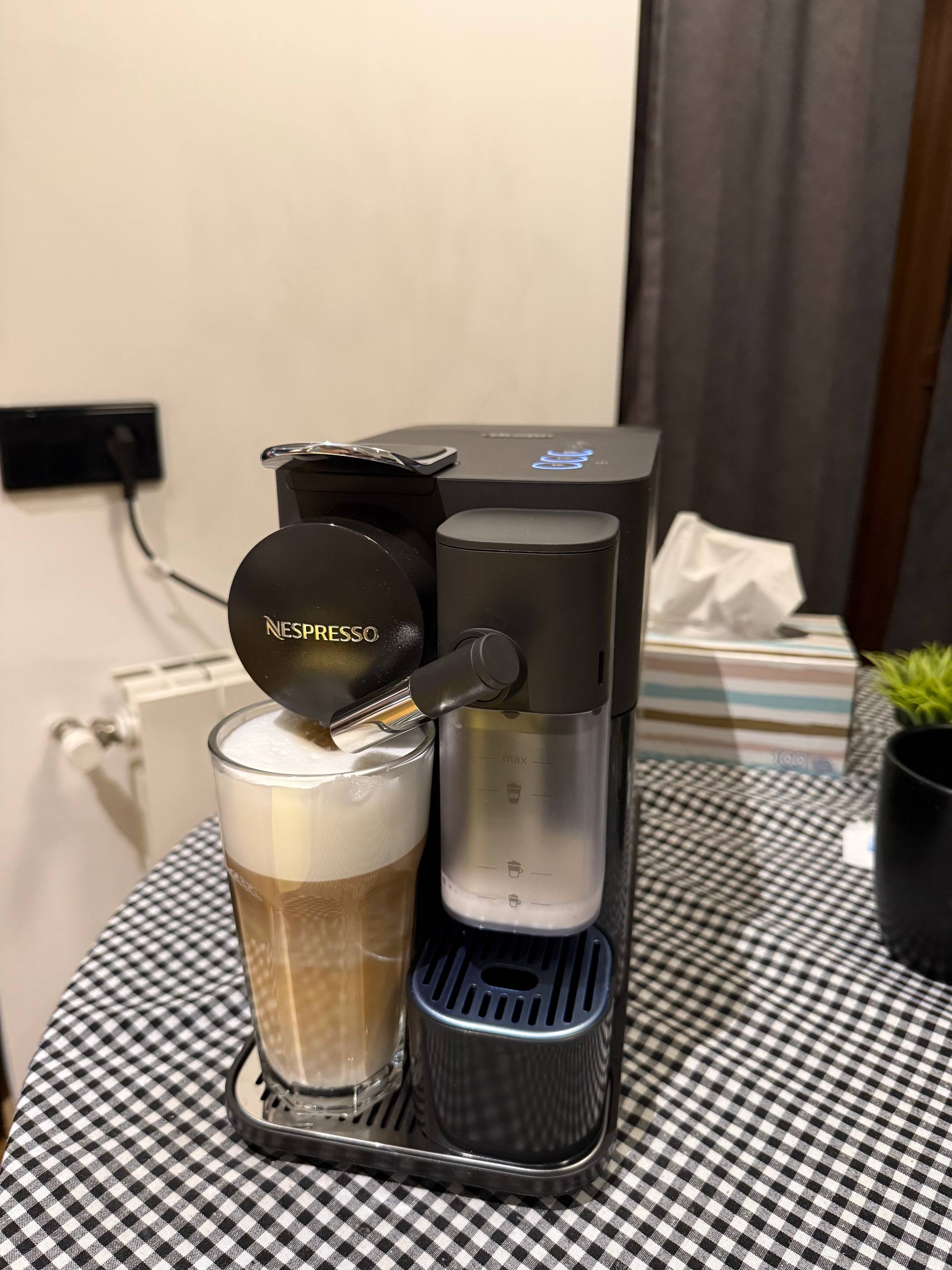 Капсульная кофемашина DeLonghi Lattissima One