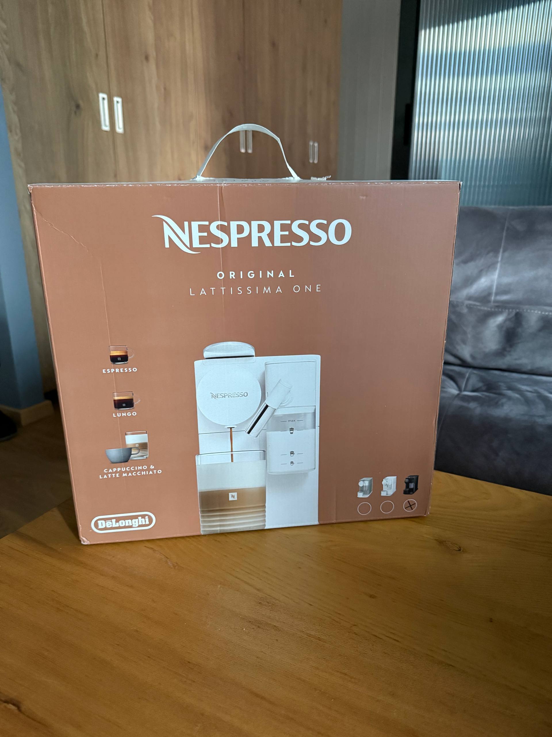 Капсульная кофемашина DeLonghi Lattissima One