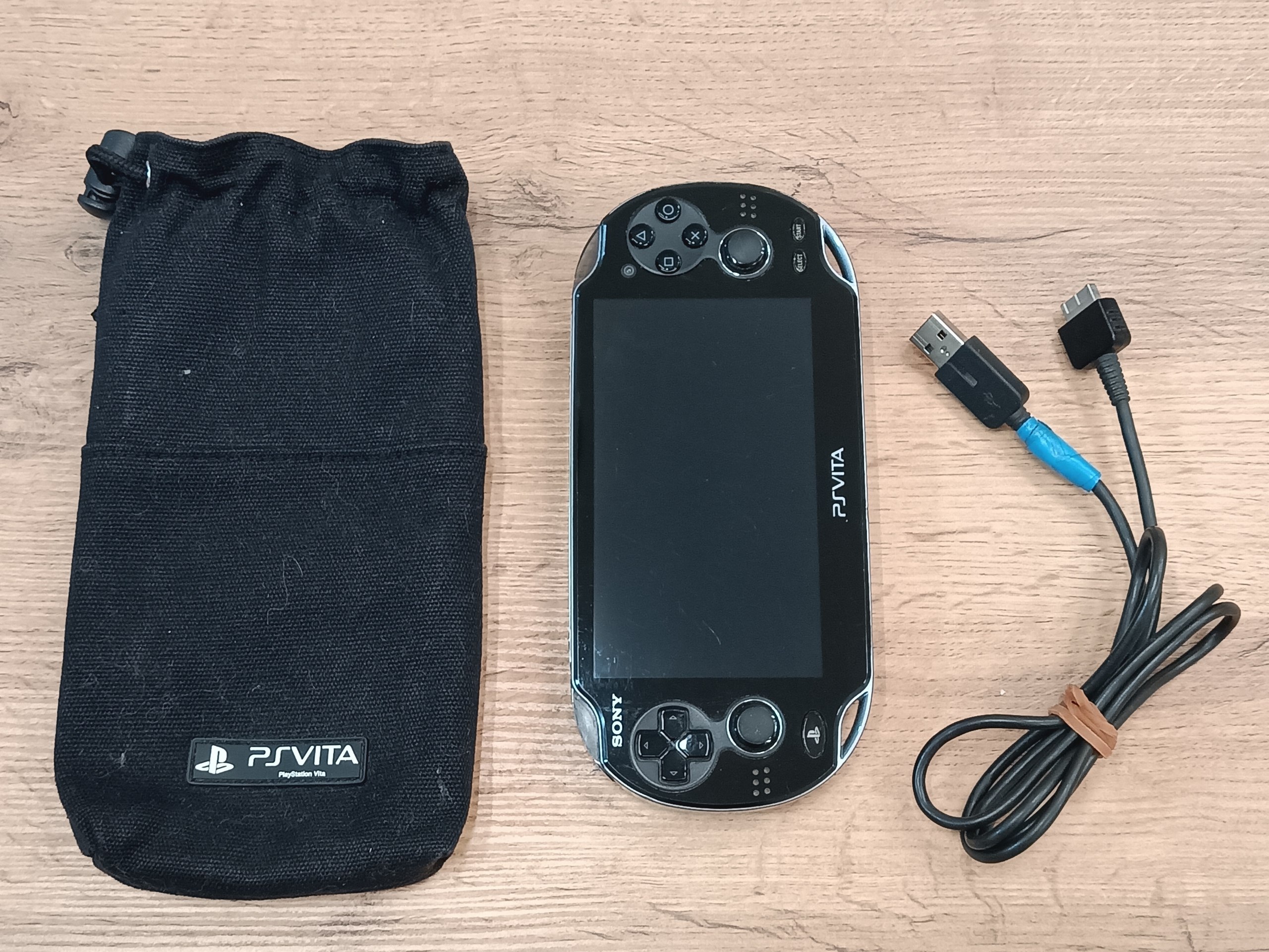Sony PlayStation Vita PCH-1008 прошитая, с чехлом и картой 32 ГБ