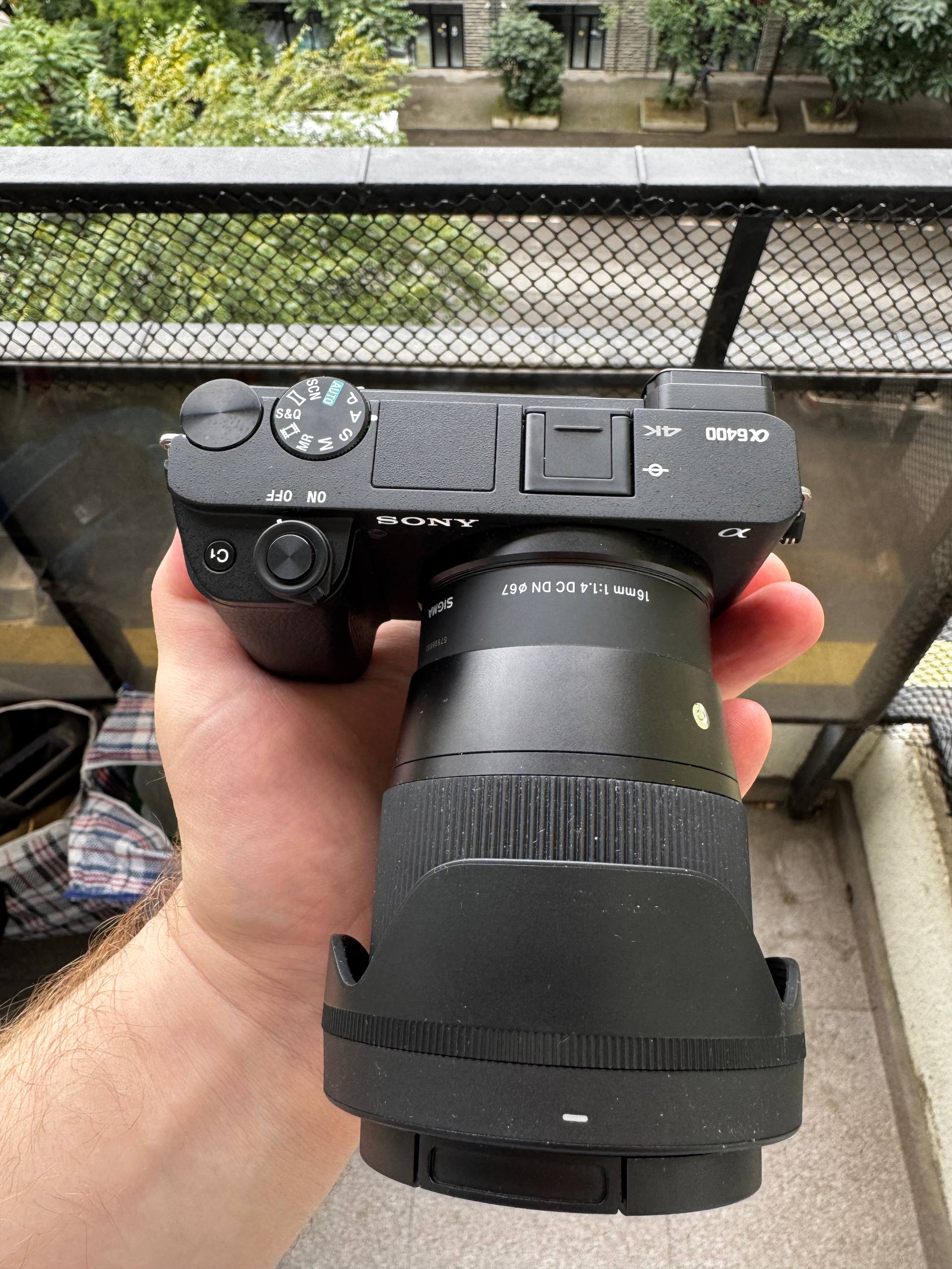 Sony A6400 с кит-объективом и Sigma 16mm f/1.4