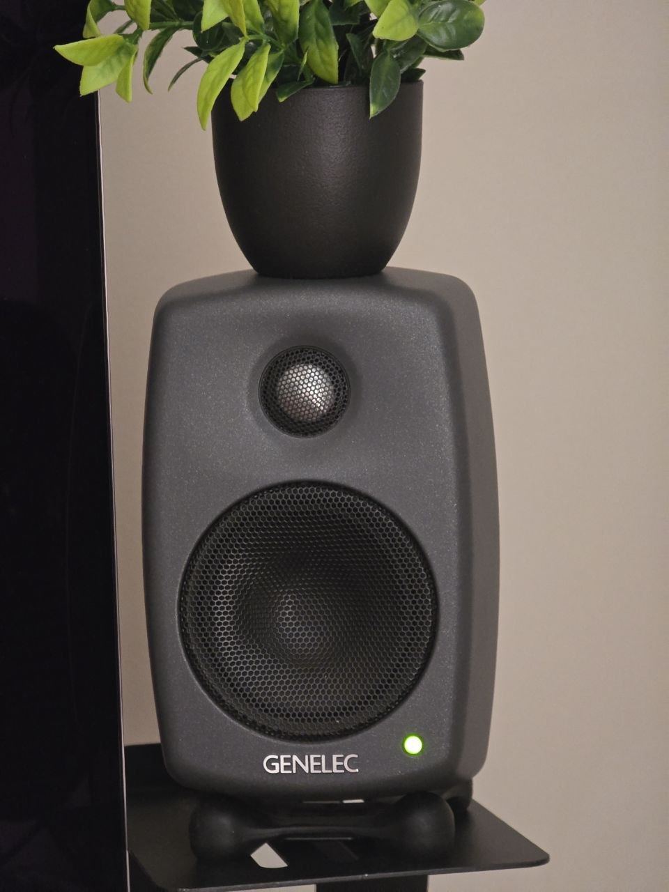 Мониторы Genelec 8010A (пара) с полочками-подставками