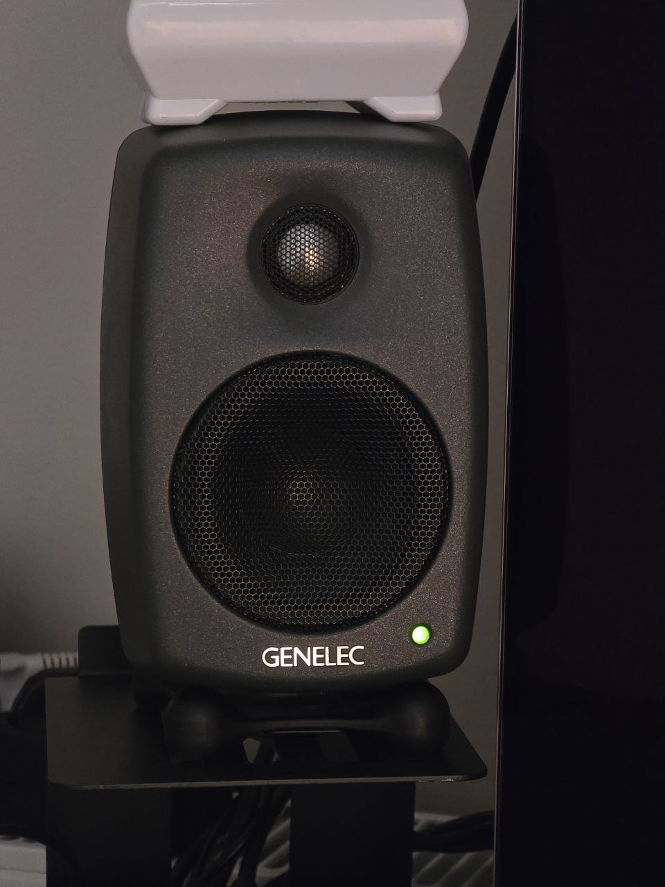 Мониторы Genelec 8010A (пара) с полочками-подставками