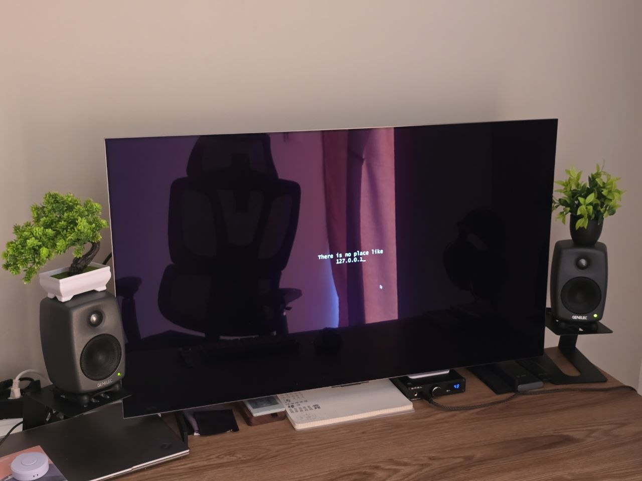 Мониторы Genelec 8010A (пара) с полочками-подставками