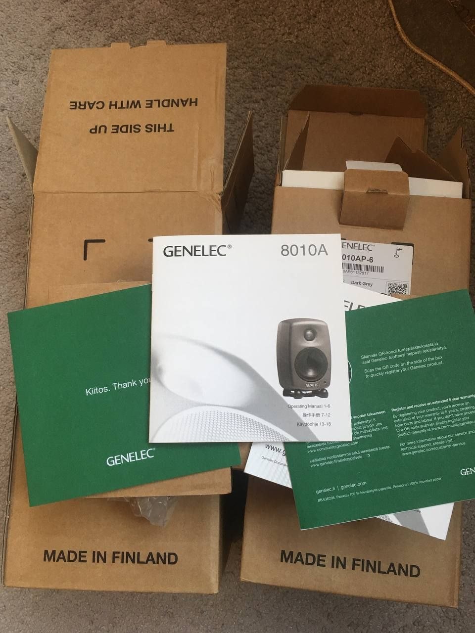 Мониторы Genelec 8010A (пара) с полочками-подставками
