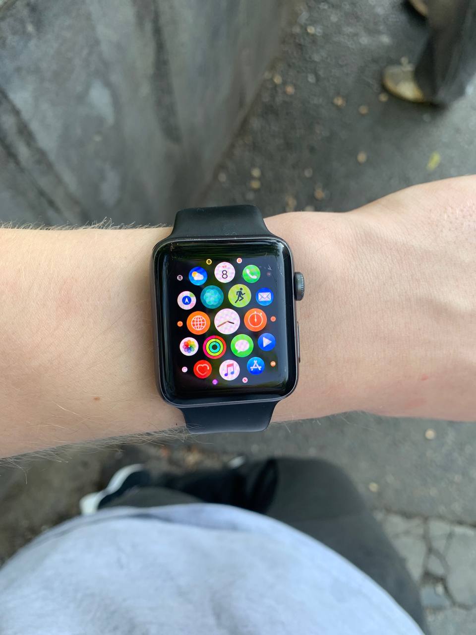 Apple Watch Series 2 Space Gray с черным спортивным ремешком