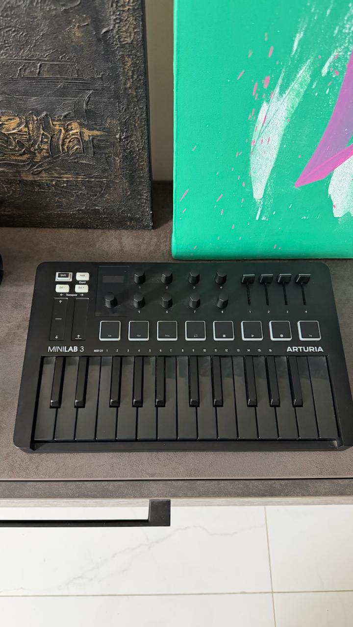 Arturia MiniLab 3 MIDI контроллер