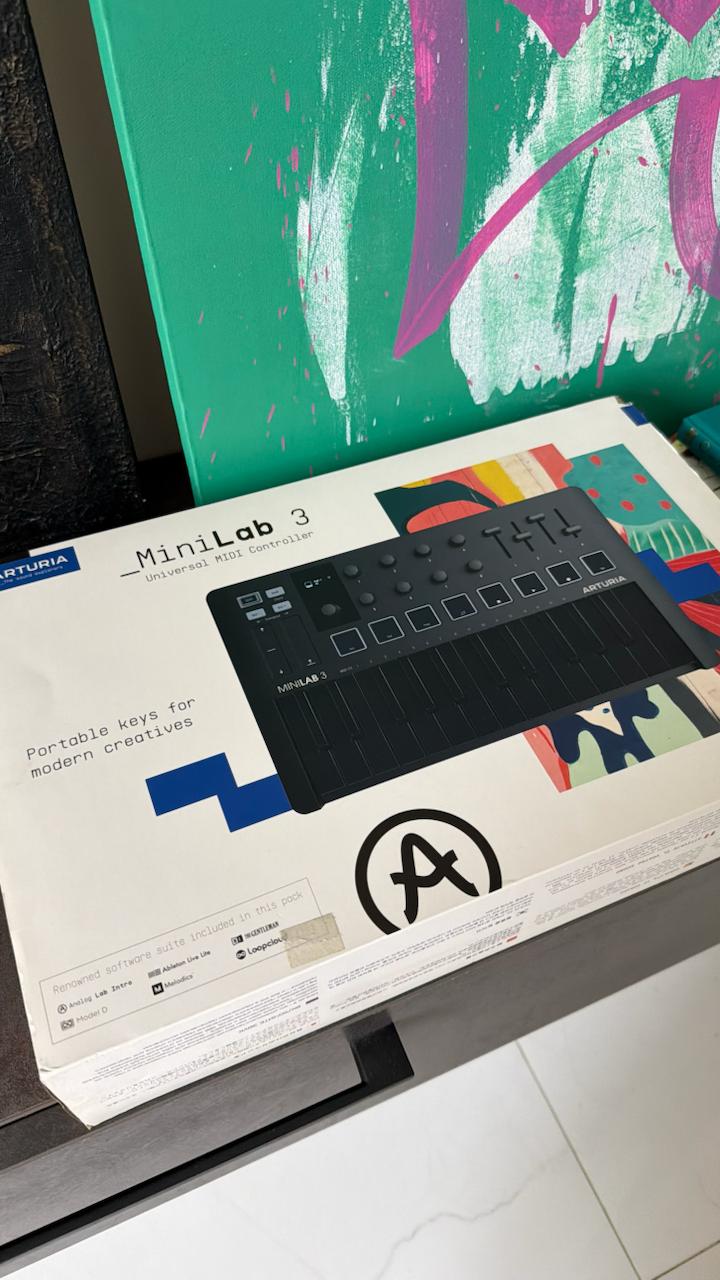 Arturia MiniLab 3 MIDI контроллер