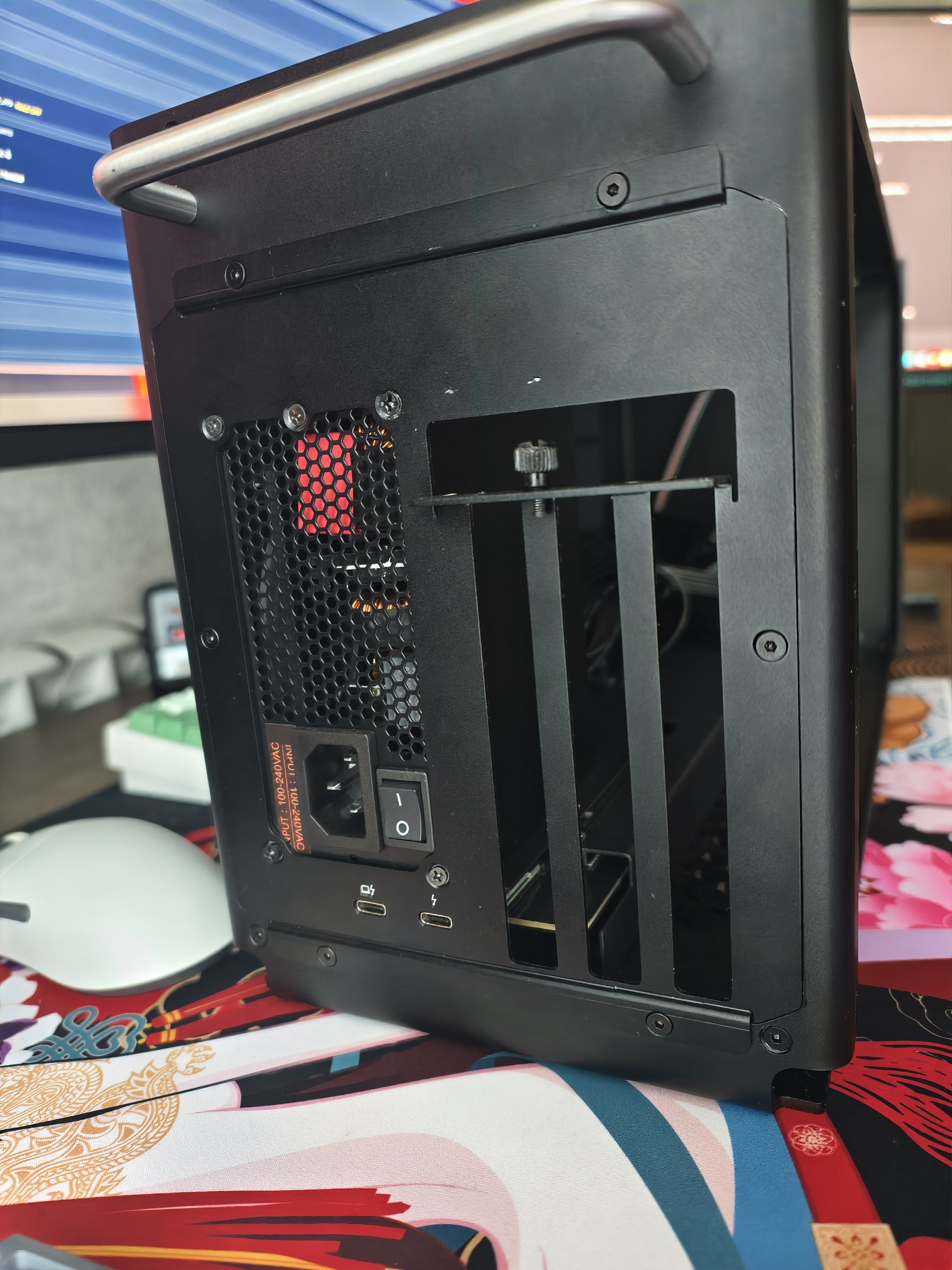 eGPU док-станция с блоком питания 550W, Thunderbolt 4 (USB4)