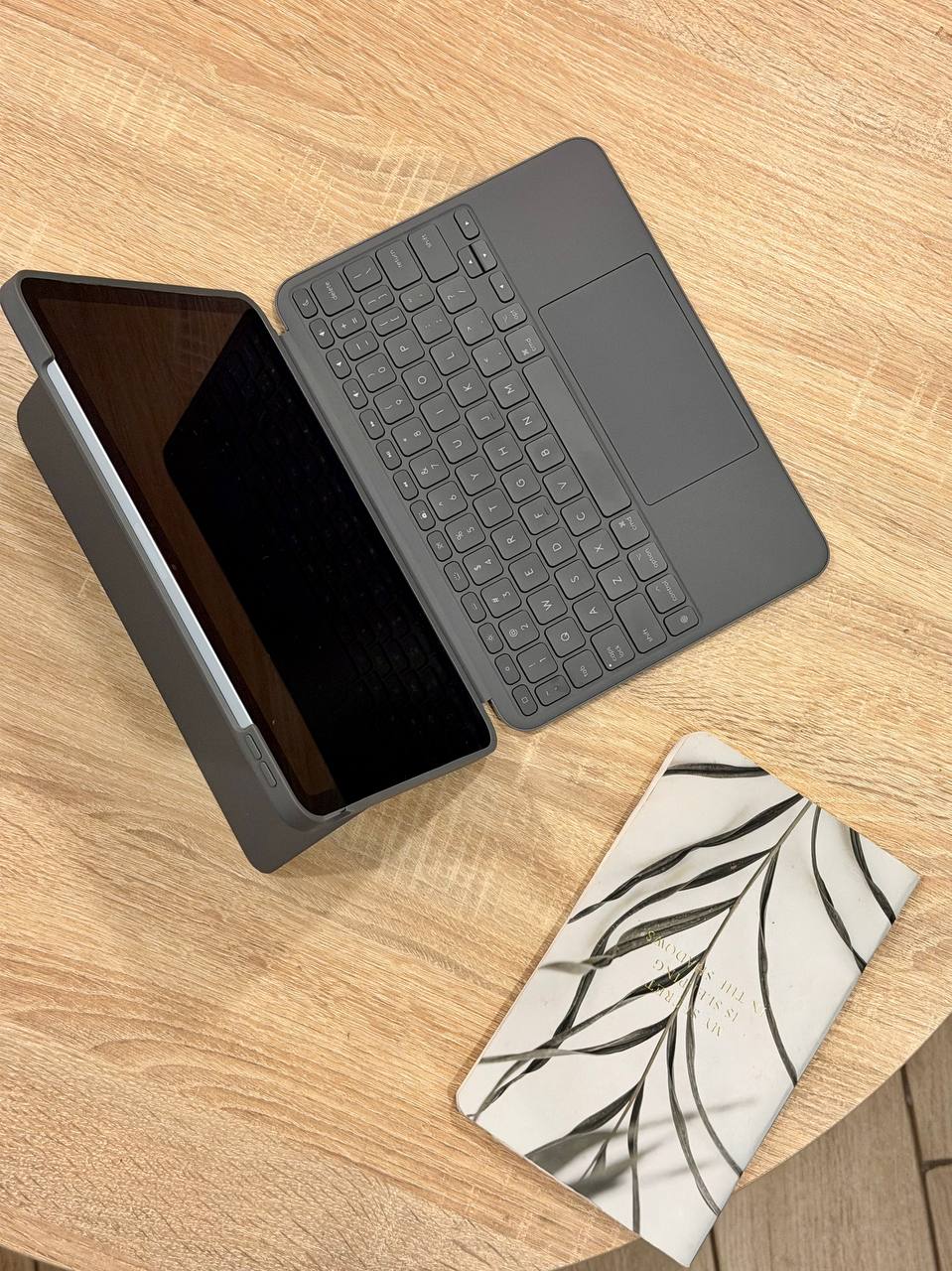 Чехол-клавиатура Logitech Combo Touch для iPad Air 11"