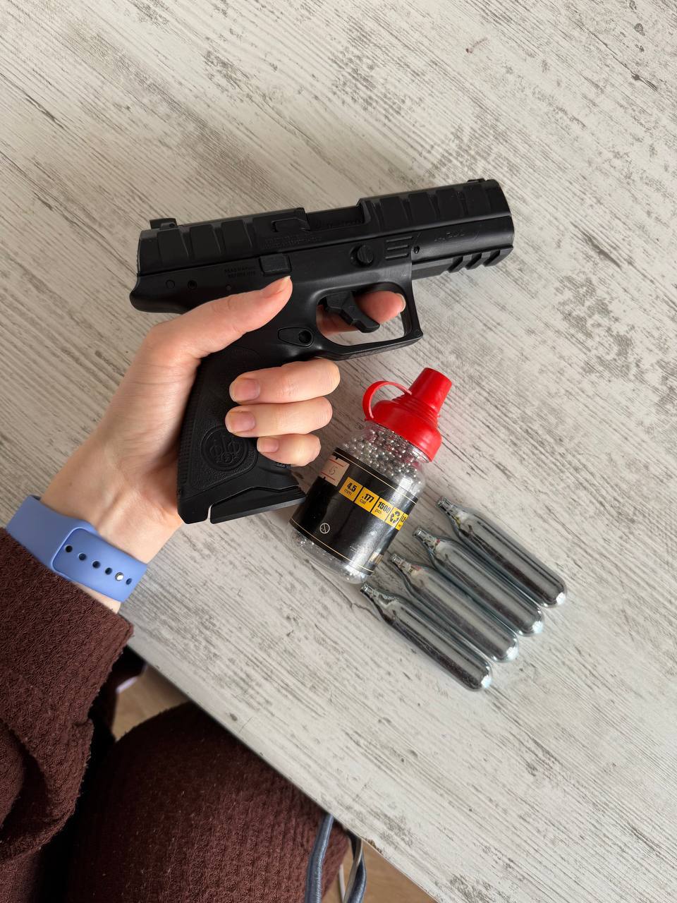 Пневматический пистолет Beretta APX CO₂ 4.5 мм