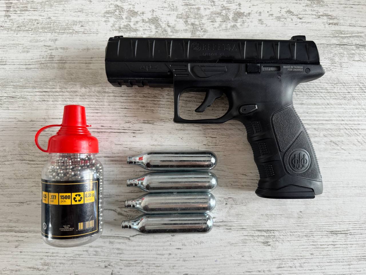 Пневматический пистолет Beretta APX CO₂ 4.5 мм