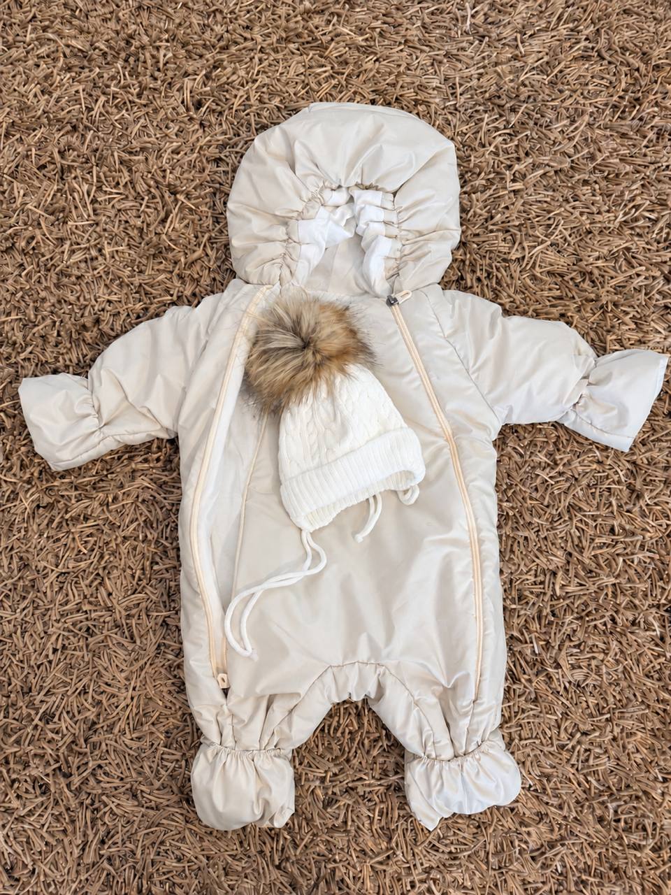 Утеплённый молочный комбинезон с капюшоном + вязаная шапочка