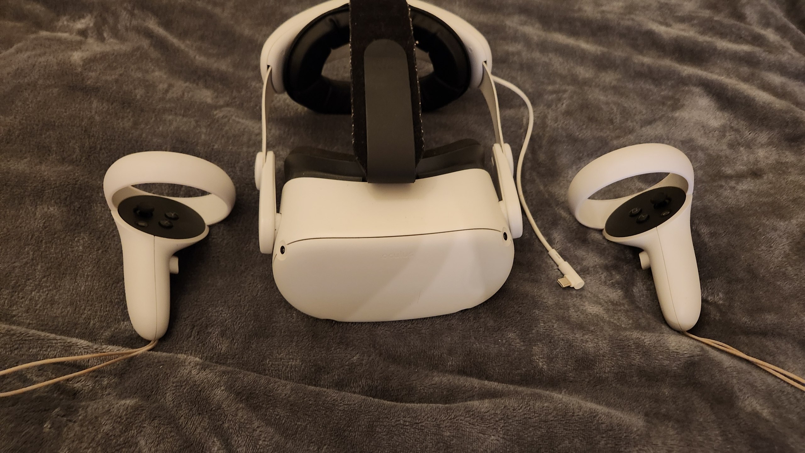 Meta Quest 2 (Oculus) с павербанком и коробкой