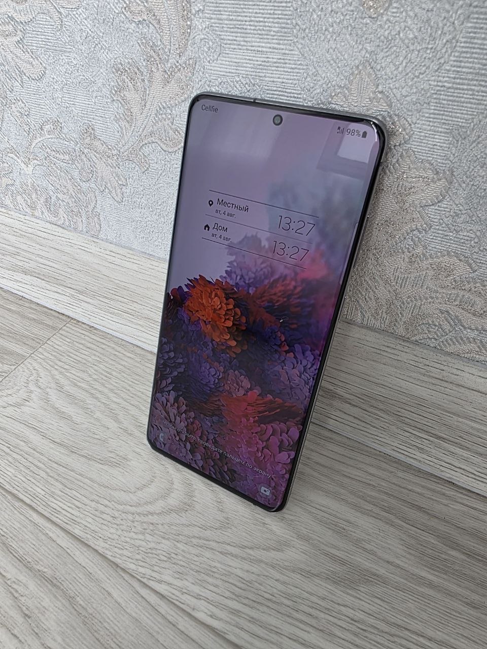 Samsung Galaxy S20+ с чехлом