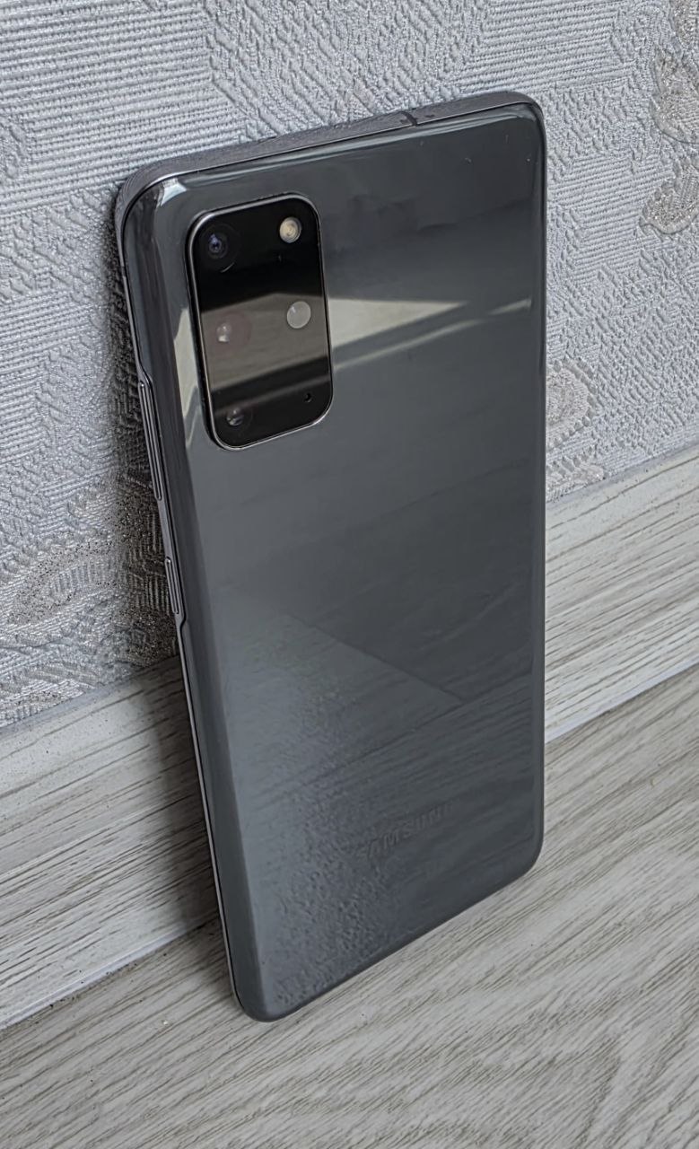 Samsung Galaxy S20+ с чехлом