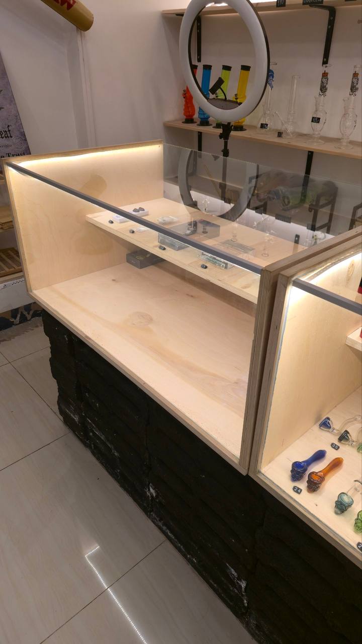 Витрина из фанеры и стекла с LED-подсветкой 100х60х45 см