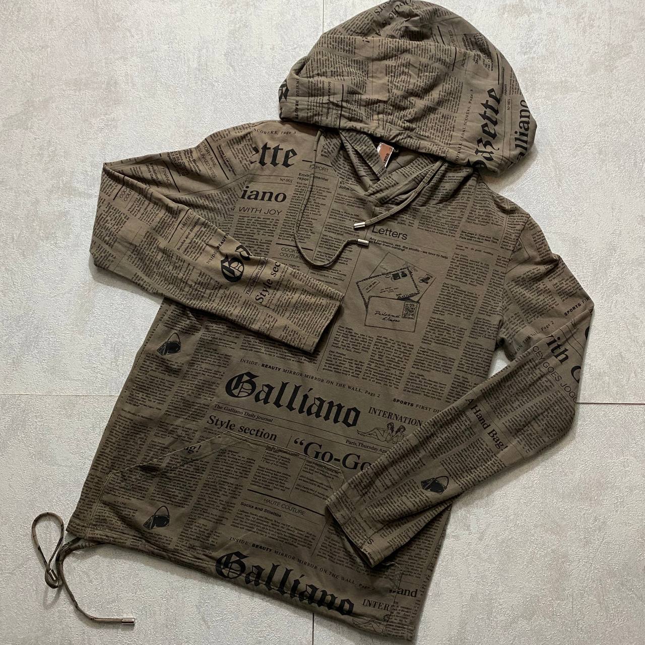 Архивное удлинённое худи John Galliano с газетным принтом