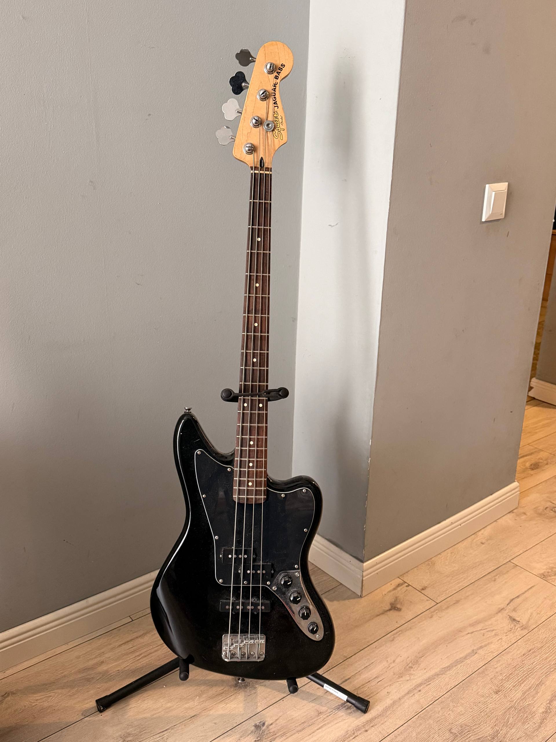 Бас-гитара Squier Jaguar