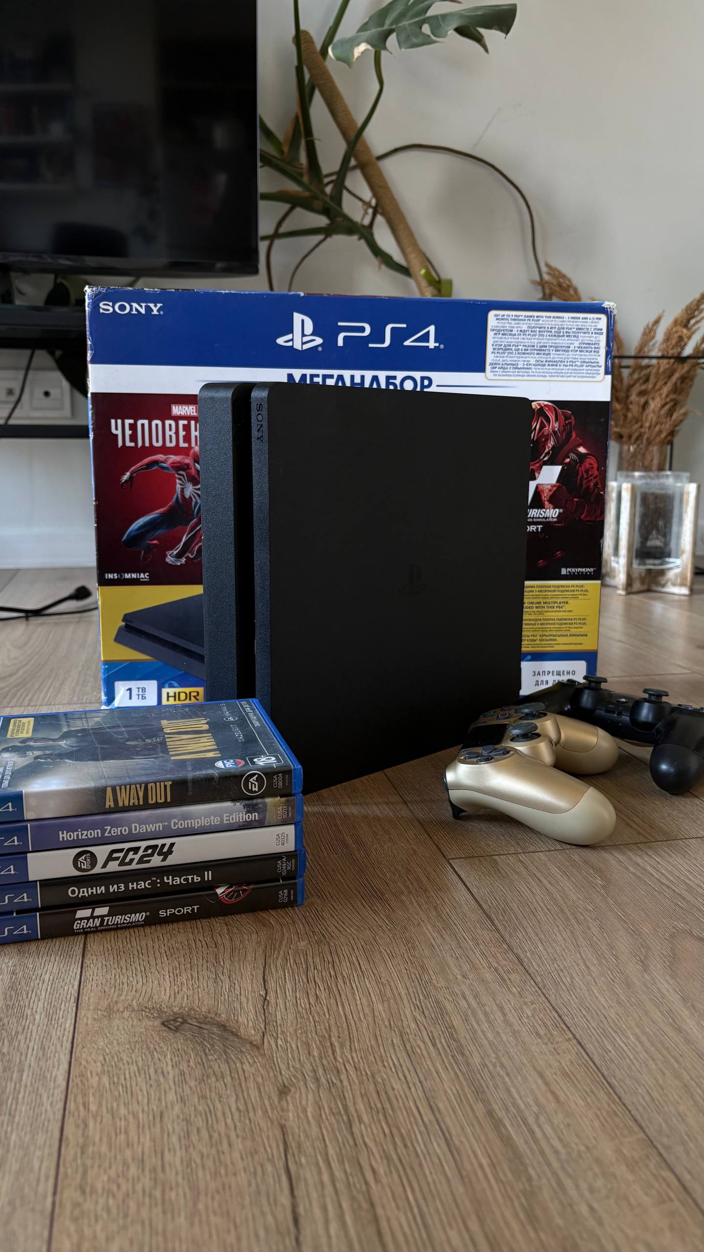 Sony PlayStation 4 1 ТБ с двумя джойстиками и 5 играми