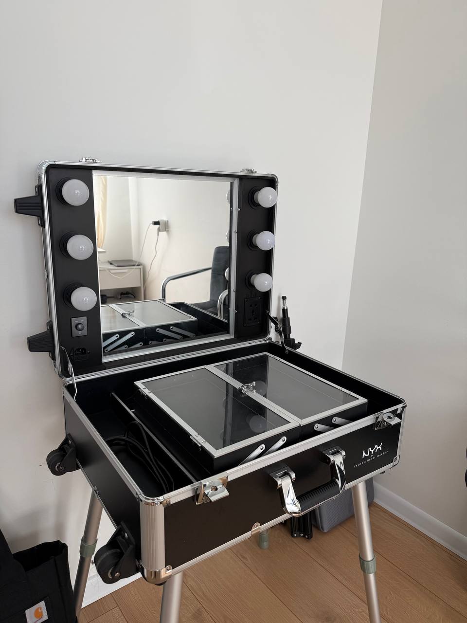 Кейс для визажиста NYX Professional Makeup X-Large Makeup Train Case with Lights