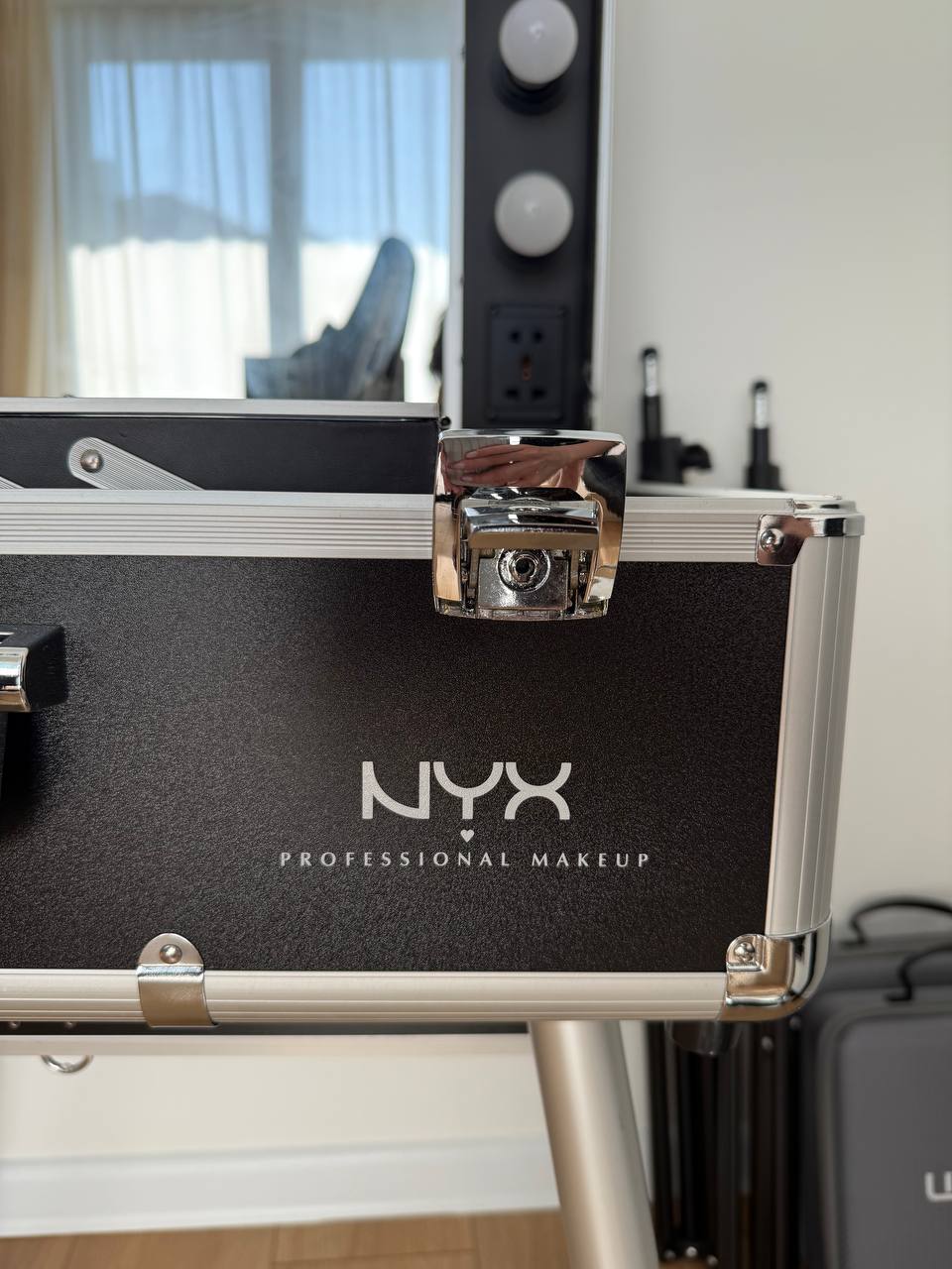 Кейс для визажиста NYX Professional Makeup X-Large Makeup Train Case with Lights