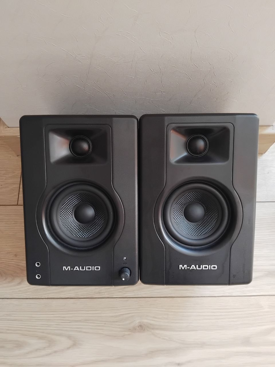 Мониторные колонки M-Audio BX3 3,5 с проводами Klotz