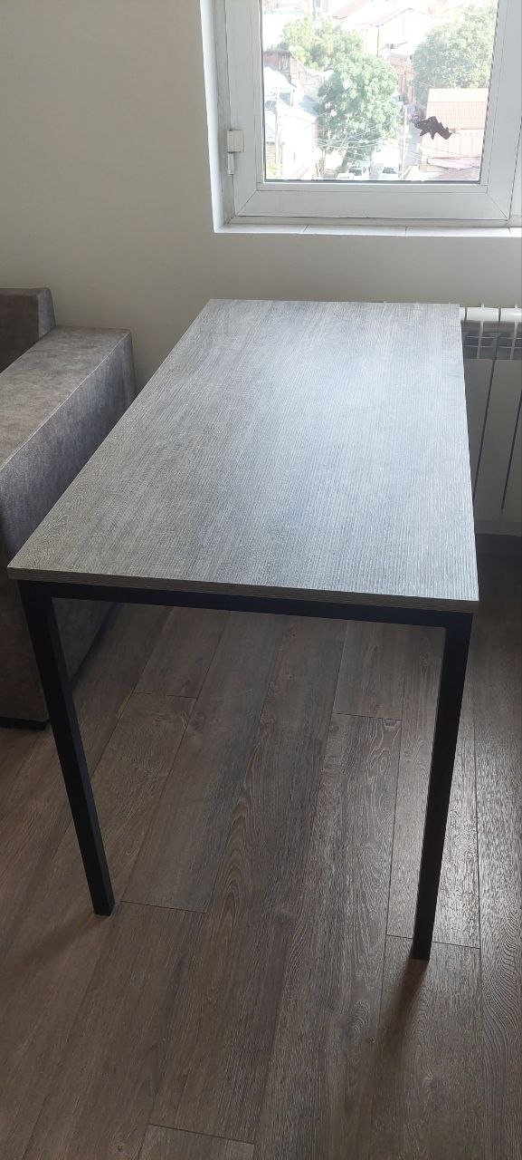 Письменный стол 120×60 см, высота 75 см