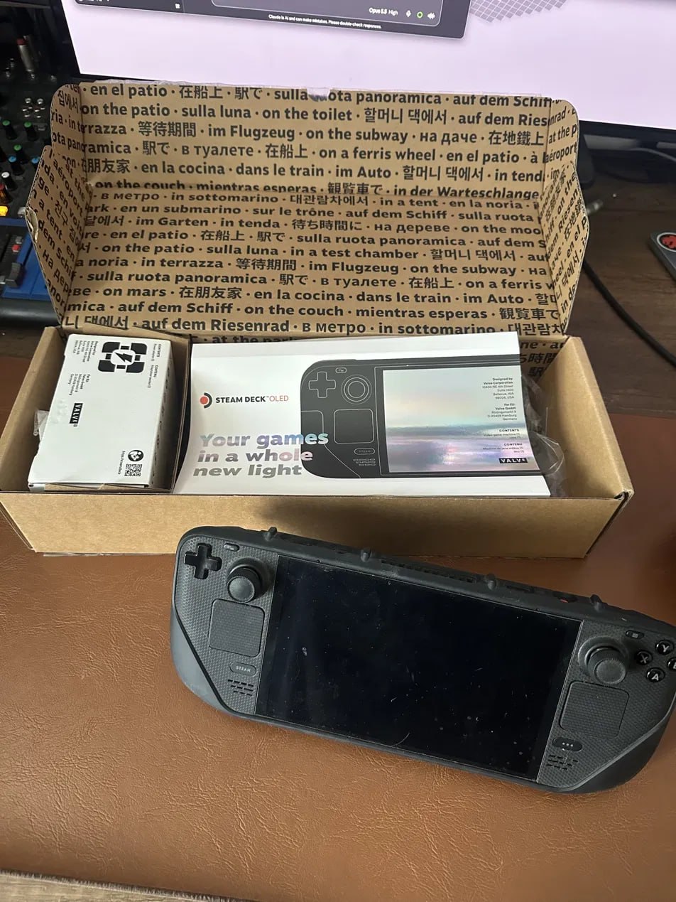 Steam Deck OLED 512GB + dbrand комплект + док-станция Baseus