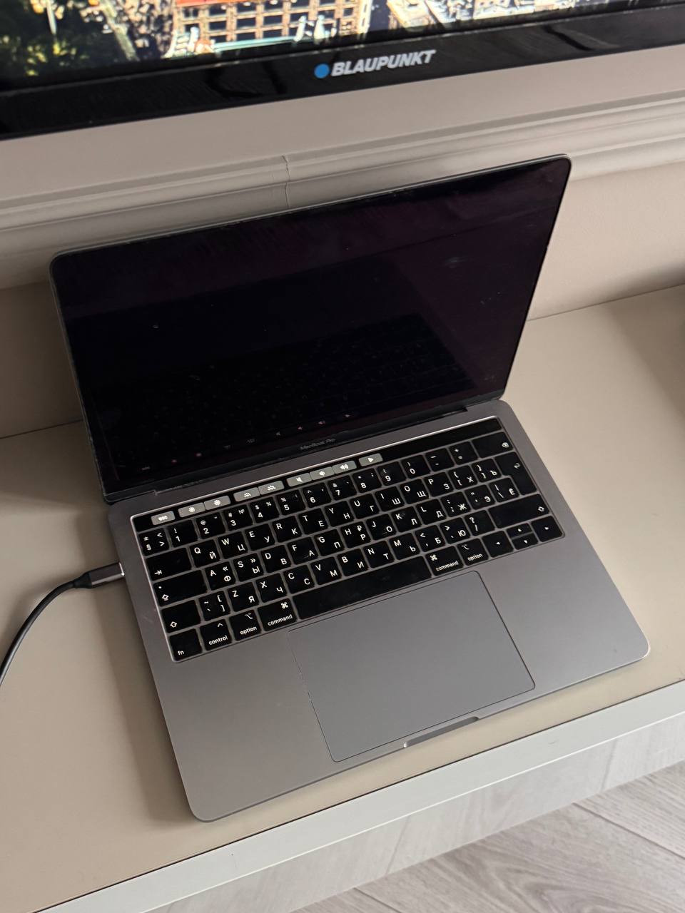 MacBook Pro (неисправен экран) + HDMI кабель и переходник