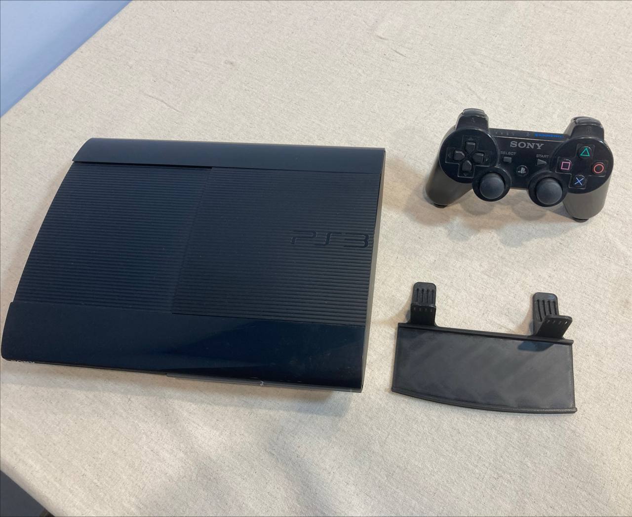 PlayStation 3 Super Slim с геймпадом и стойками
