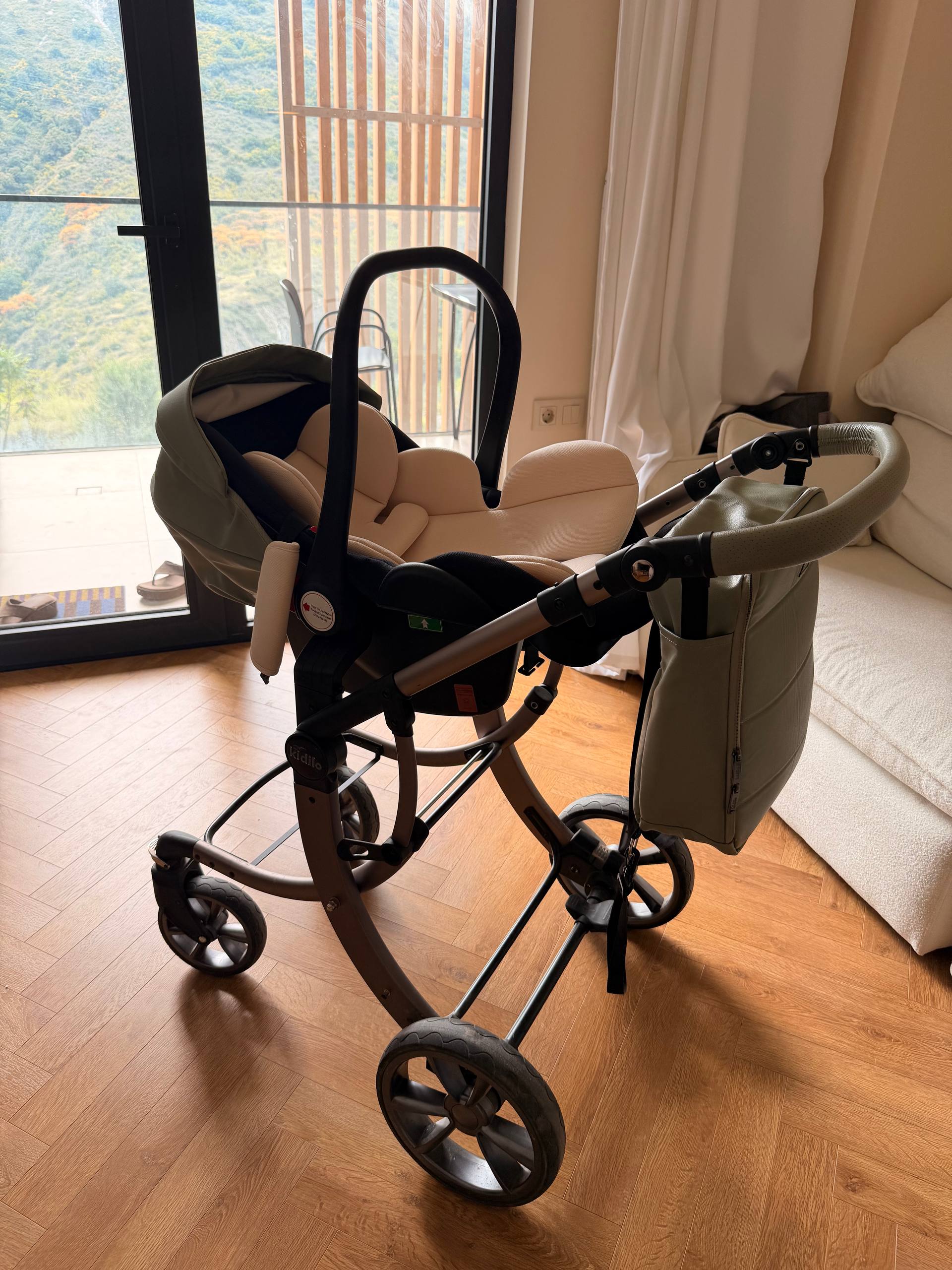 Детская коляска Kidilo 609 2-in-1 Travel System с автолюлькой