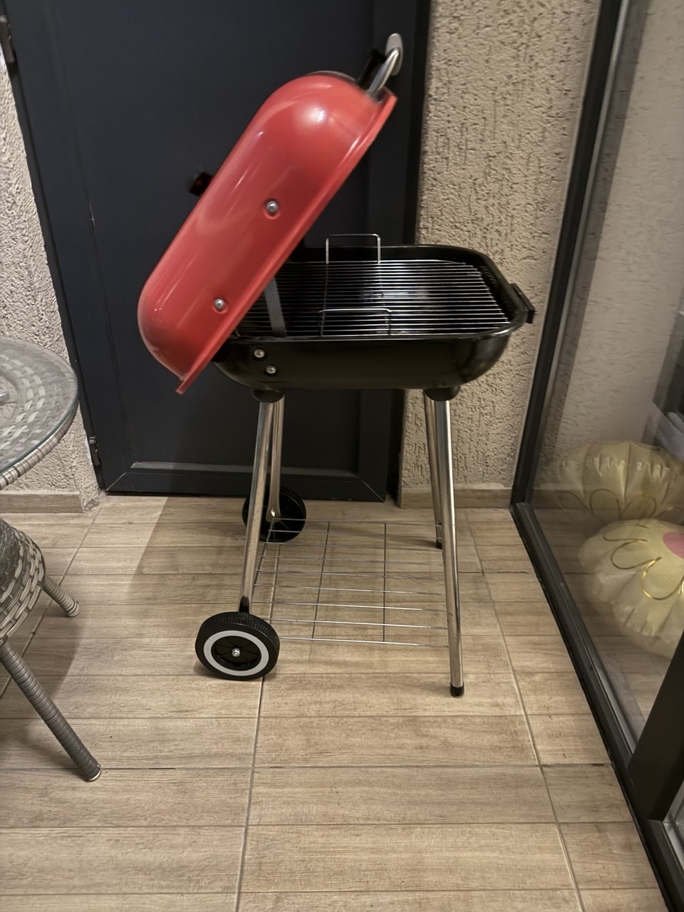 Красная барбекюшница (BBQ) на колёсиках