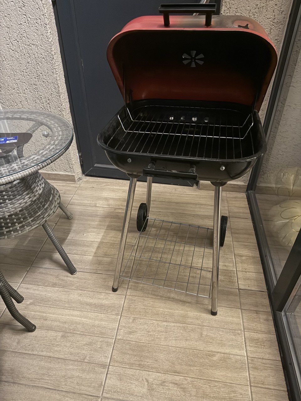 Красная барбекюшница (BBQ) на колёсиках