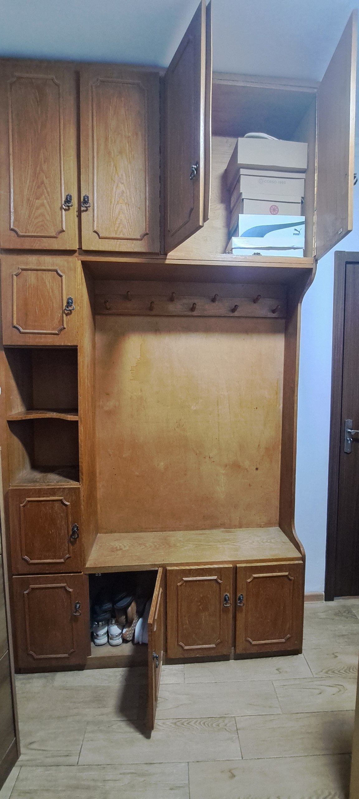 Деревянный шкаф 10-дверный до потолка, 2,7 × 1,4 м