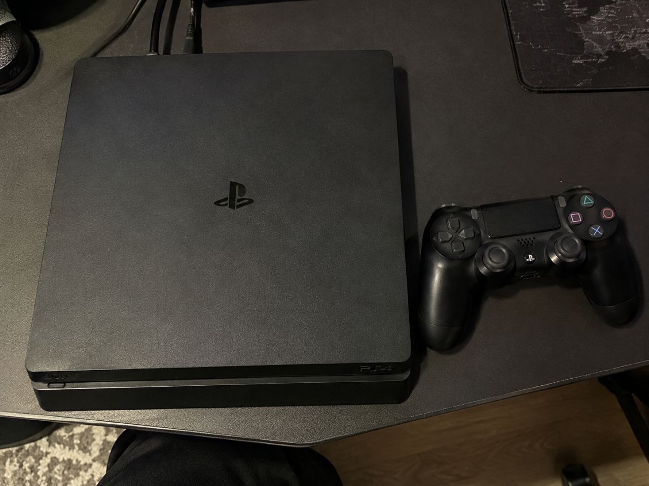 PlayStation 4 Slim 1 ТБ с джойстиком DualShock 4
