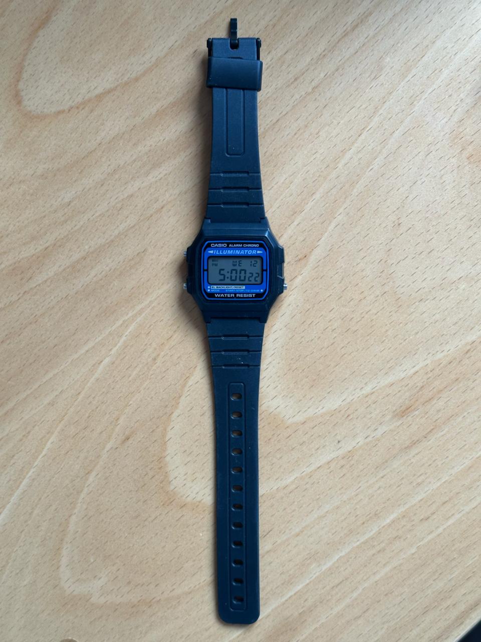 Casio F-105W-1A Illuminator часы