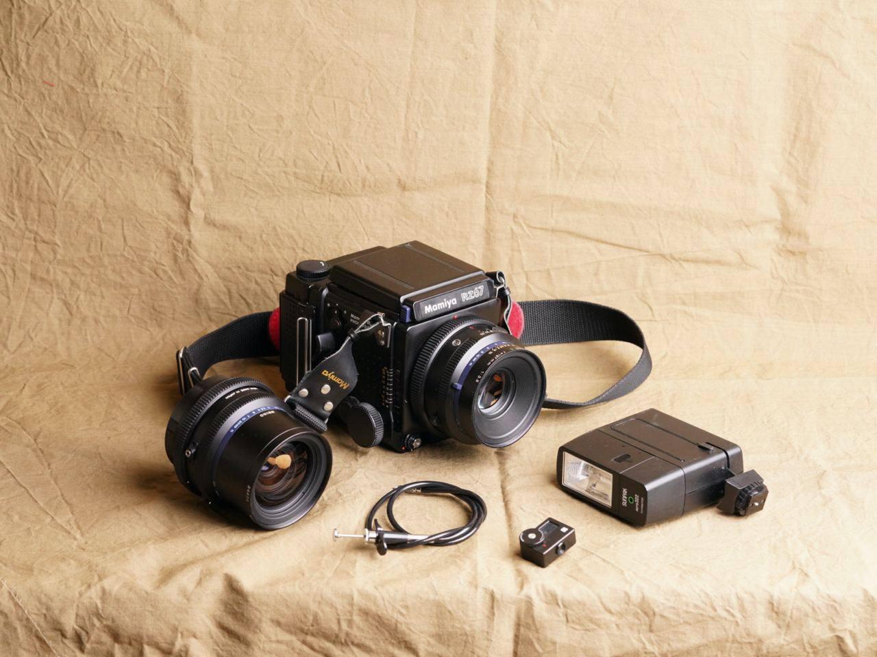 Фотоаппарат Mamiya RZ67 с двумя объективами, вспышкой и ремнем