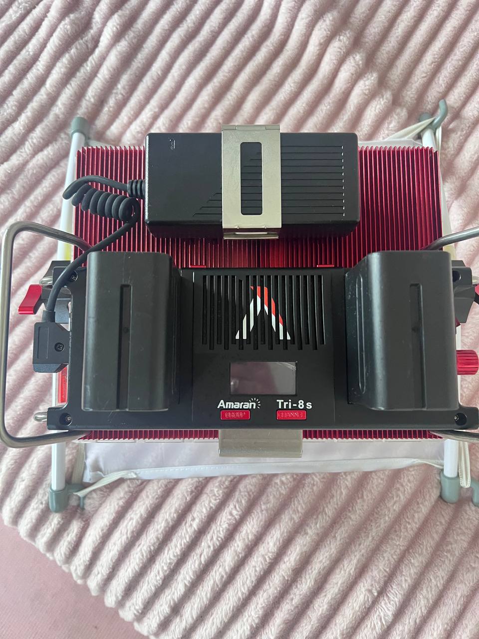 Профессиональный LED-свет Amaran Tri-8s (Aputure)
