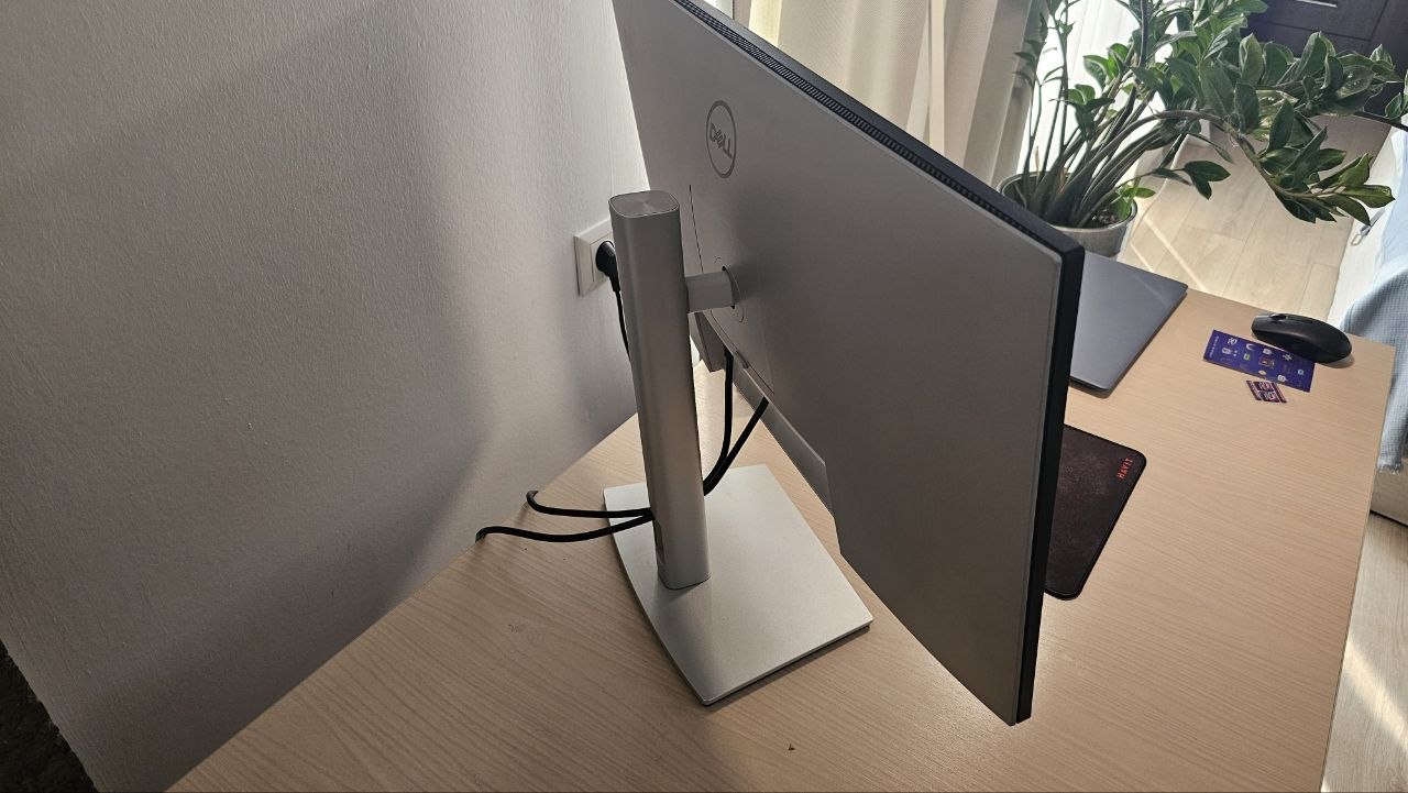 Dell UltraSharp U2722D 27″ QHD монитор