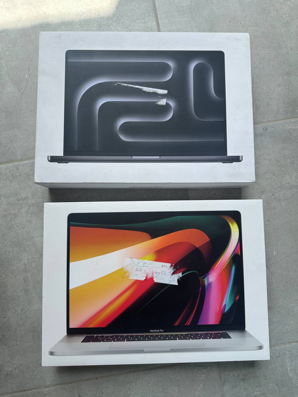 Две пустые коробки от MacBook