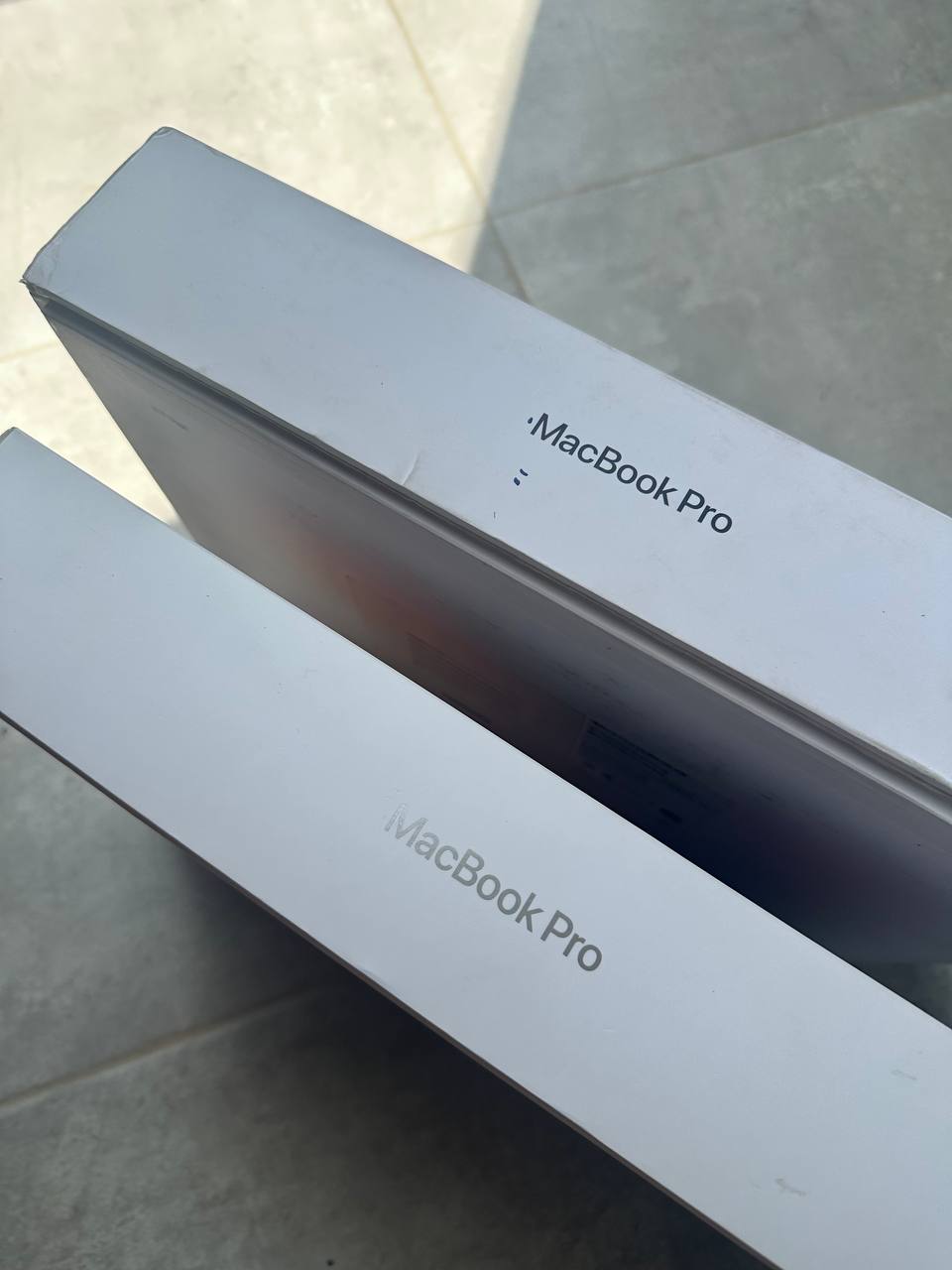 Две пустые коробки от MacBook