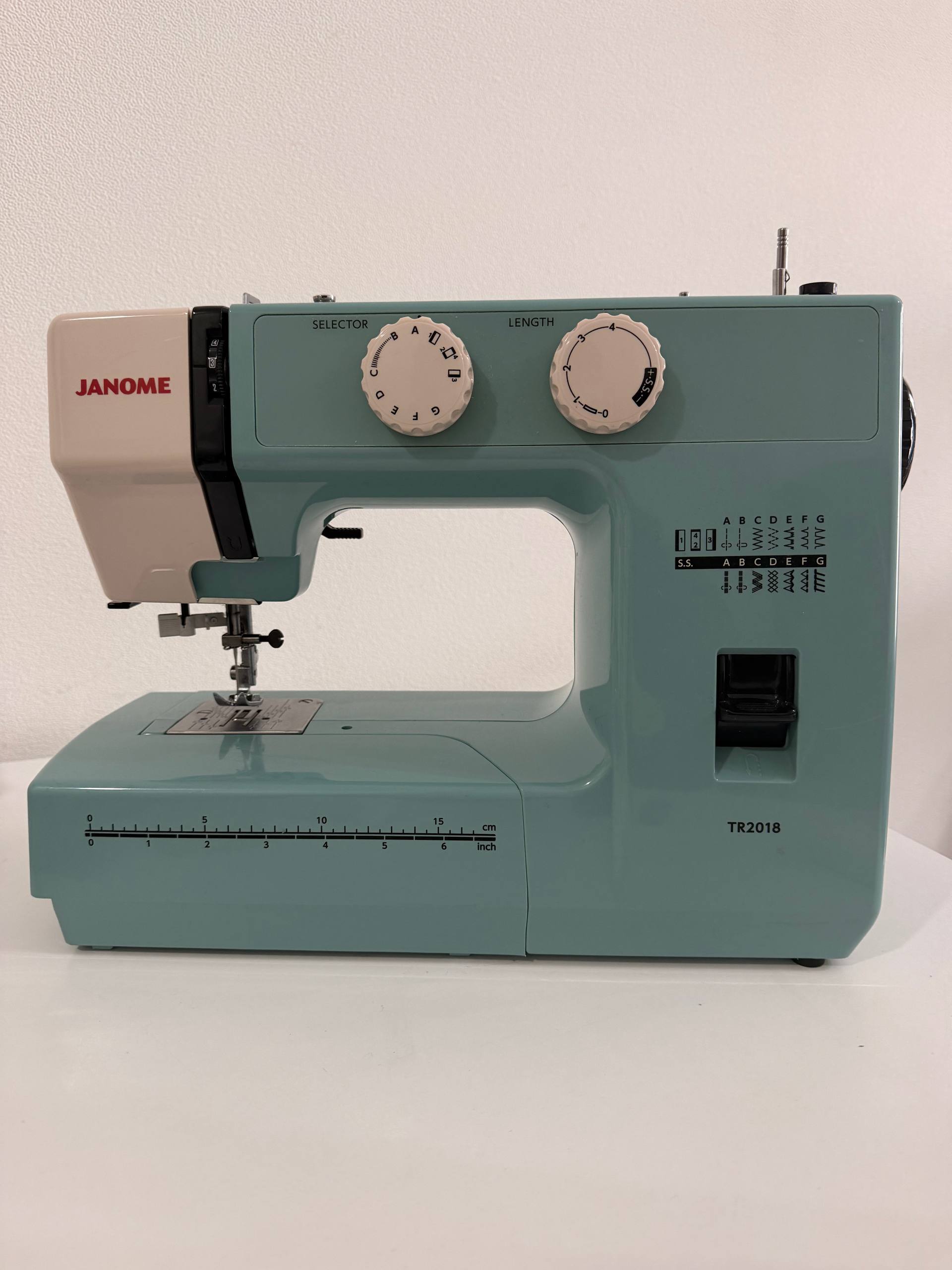 Швейная машина Janome TR2018 с набором для шитья